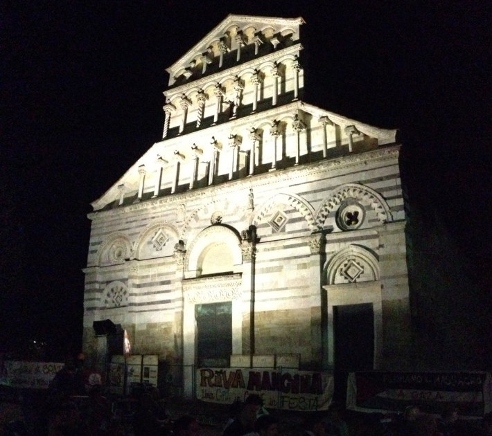 La facciata del Duomo vecchio in piazza San Paolo a Ripa d’Arno di notte, con l'illuminazione della festa.