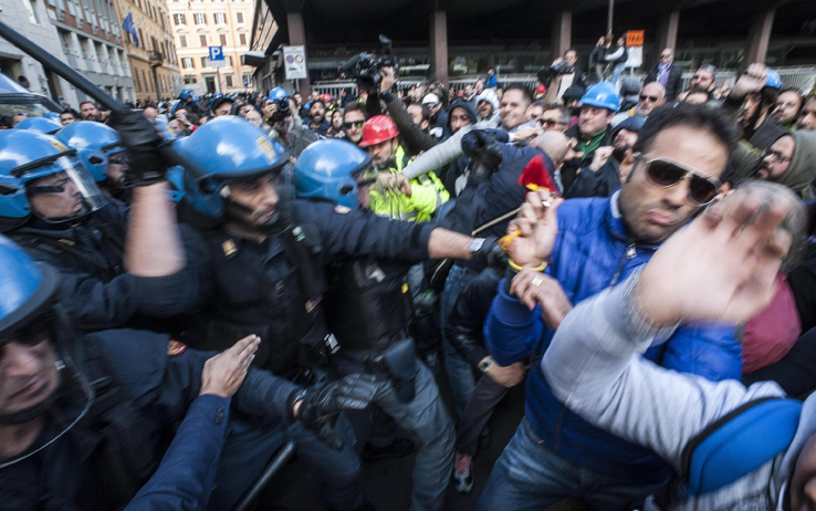 Solidarietà ai lavoratori che lottano per il posto di lavoro, pesantemente caricati dalla polizia a Roma
