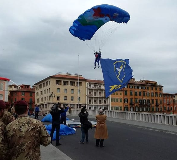 Esercitazioni militari spettacolarizzate ad uso e consumo delle scolaresche: questo il momento saliente  della Giornata della solidarietà di Pisa