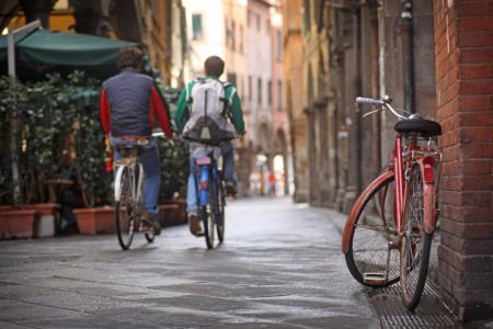 Più auto e meno bici, uguale: meno salute, qualità dell’ambiente… e soldi