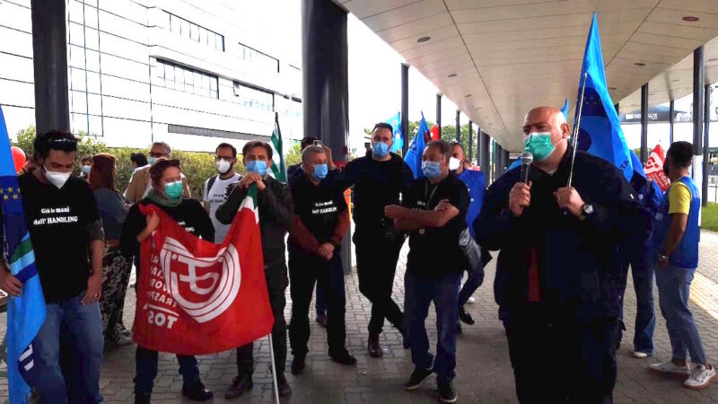 In piazza con i lavoratori dell’aeroporto che scioperano