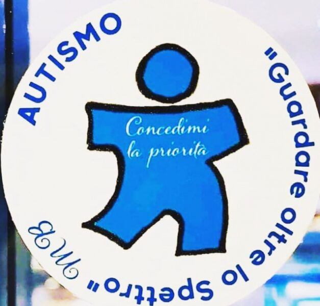 Bollino Blu: “il diritto di precedenza per le persone con autismo negli esercizi commerciali esiste già”. Assessore Munno ritiri la delibera